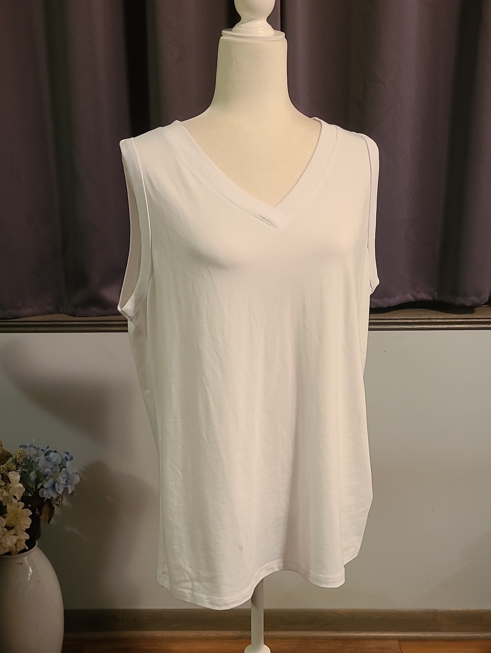 Automet NWT Women's Sleeveless White V-Neck Tank Top - XL
